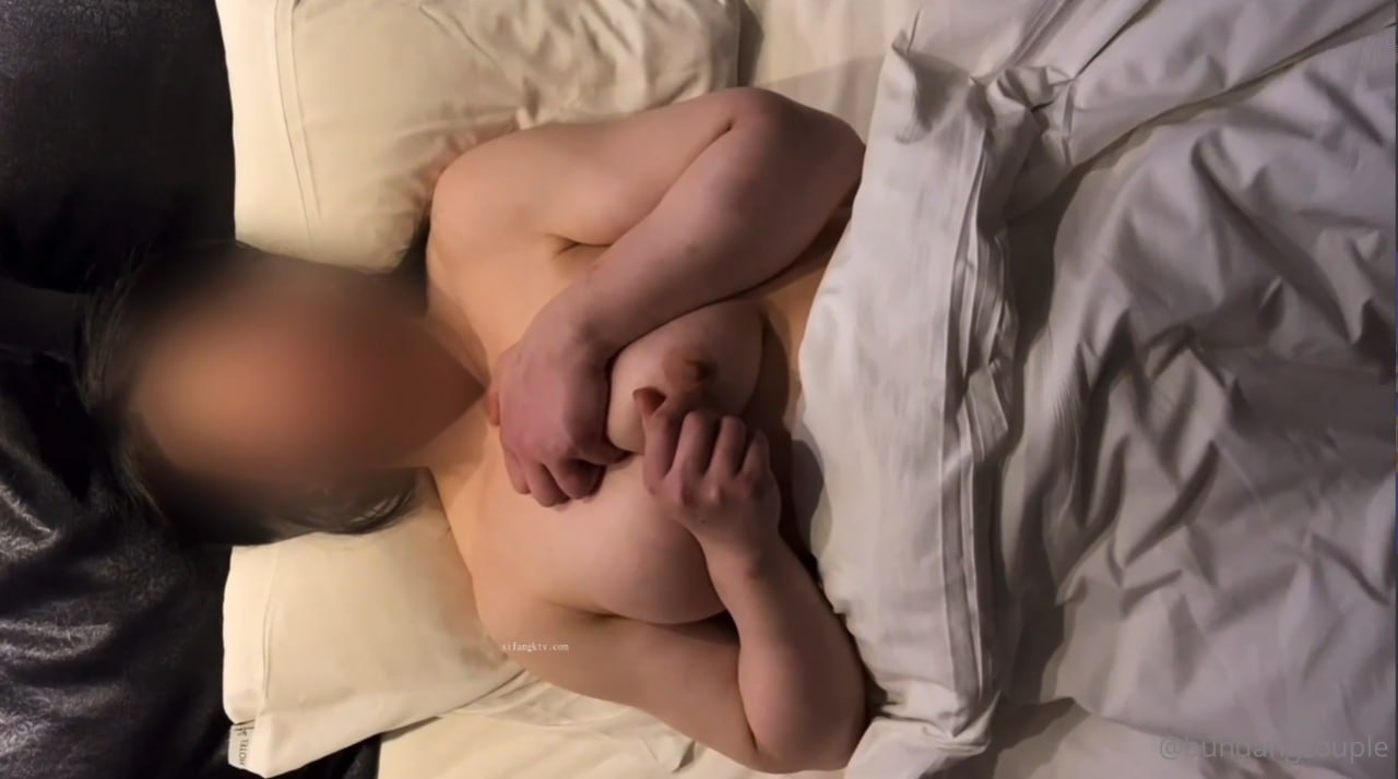 白裙长相甜美妹子，近距离拍摄沙发调情穿上情趣装，口交上位骑乘猛操揉奶